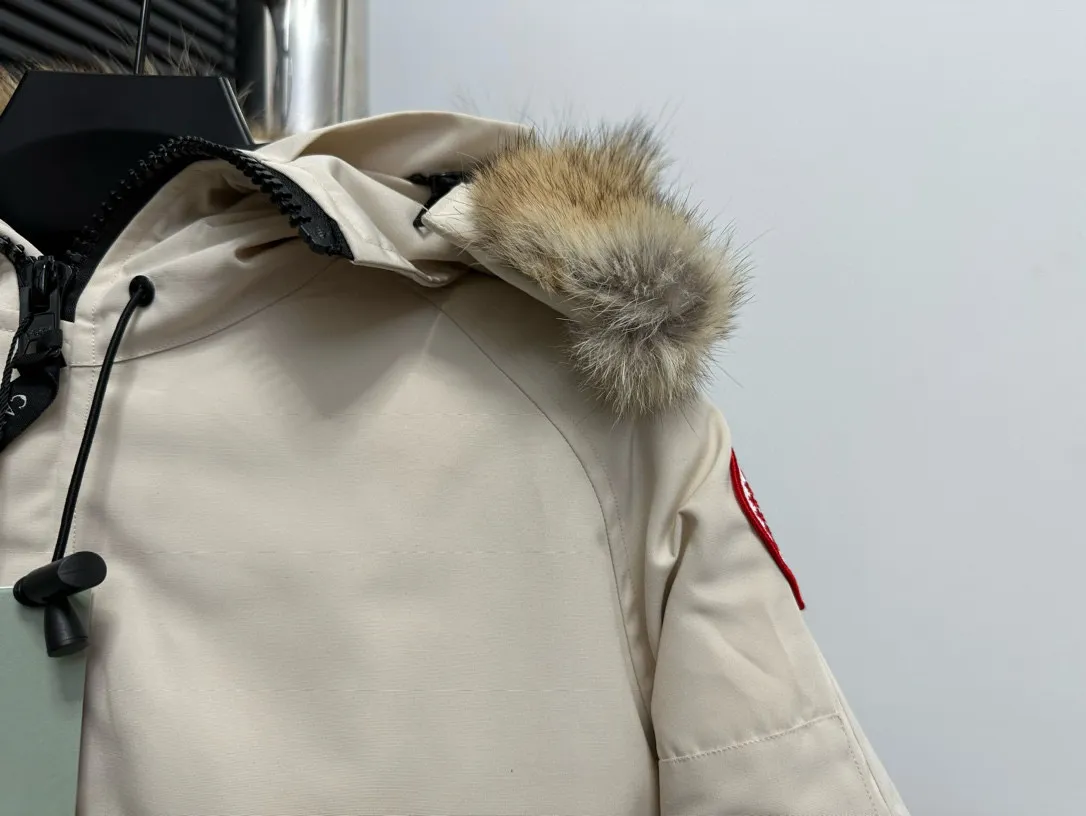 P780 [Canada goose] 01 Exdition Parka Down Jacket for Couples. Genuine original version. You need to compare with the genuine product at any time. All accessories are custom-made from the original factory. 💯The softness and hardness of the fabric is compared with the original one. It can be restored by kneading at will (fabric misunderstanding: fabrics with high hardness are not waterproof. Only those who buy the latest authentic version this year will notice the softness and comfort of the fabric) 💯The down is synchronized with the genuine white duck down, fluffy and not lumpy. Electronically controlled velvet filling machine 💯Customized zippers with genuine YKK military-grade copper core zipper pullers, high hardness and no jamming 💯The fur collar is purchased from Western Canada coyote skin original customization 💯All workmanship and wiring are controlled by workers with more than ten years of service. They must be horizontal and vertical, and are not crooked. The inner wiring density is more sophisticated. Feel free to compare 💯label, collar label, washed label, hangtag, zipper rope, pocket label Back label, collar velvet, Velcro fasteners, cuffs, all details are updated simultaneously with the original product. The best version, the most complete colors, battle all kinds of worldly goods, sizes: XS-XXL
